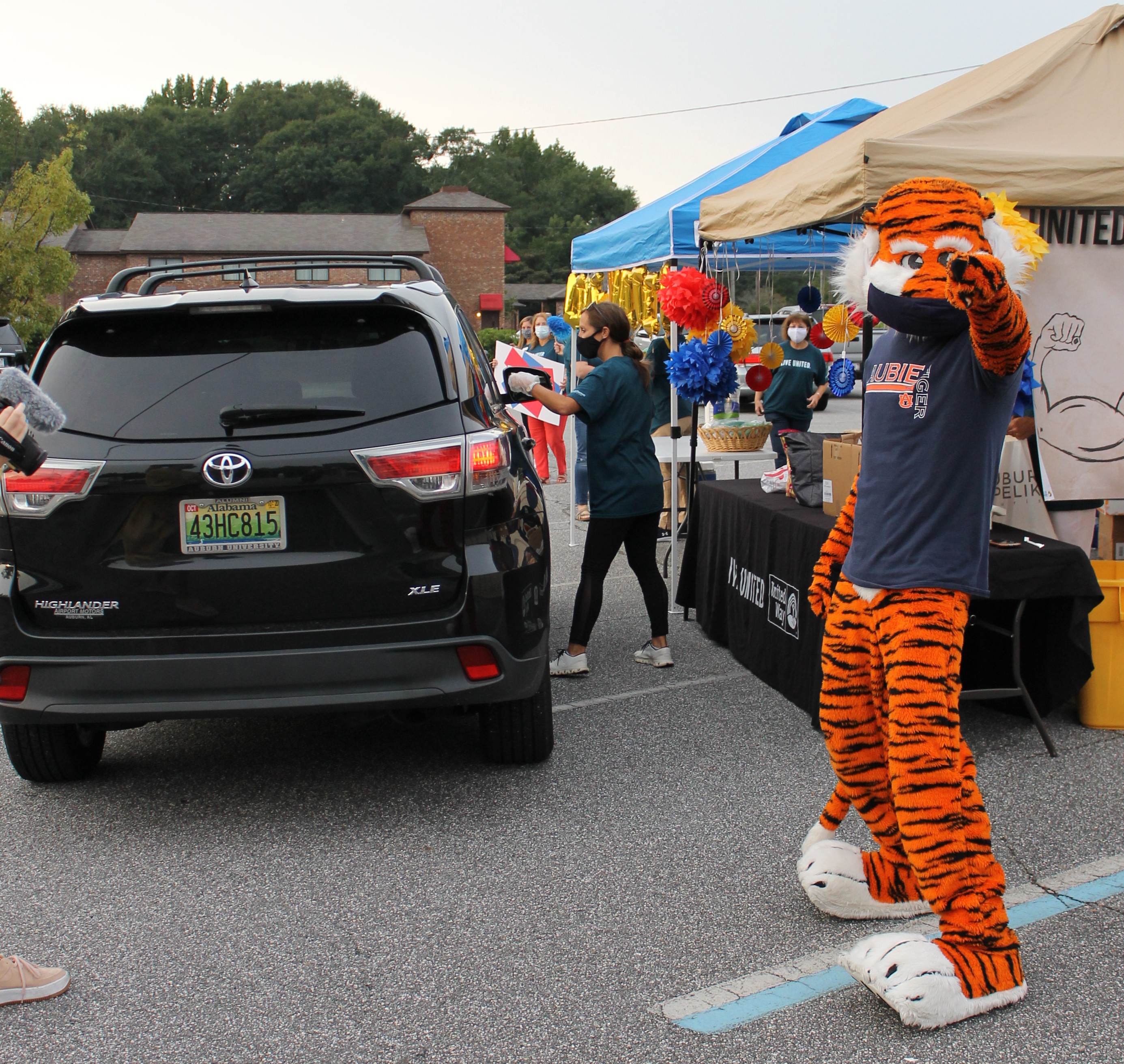 Aubie and volunteers passing out breakfast