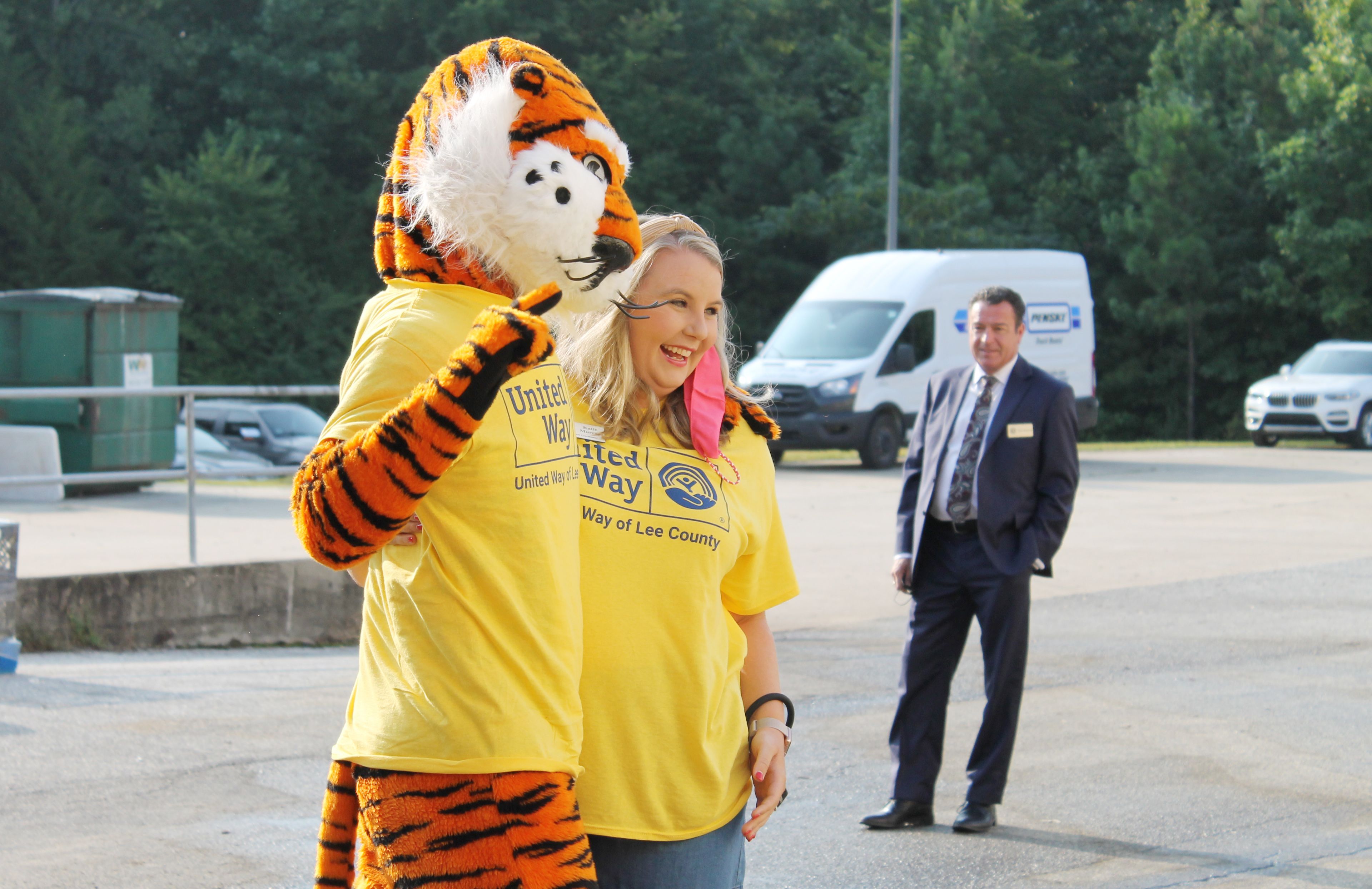 Aubie greeting volunteers